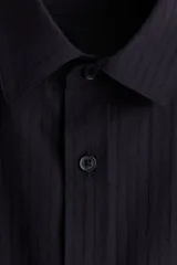 Camisa de manga larga color negro con finas rayas verticales, cuello inglés, tapeta clásica, bolsillo superior abierto, canesú con pliegue de caja en la espalda y bajo redondeado.