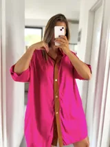Camisola fucsia con solapa marrón, mangas 3/4 con botón y corte holgado.