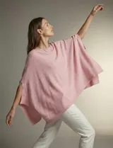 Poncho tejido de punto grueso, color mostaza/mostaza oscuro, con cuello redondo y caída amplia.