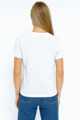 Remera negra de algodón con cuello redondo y estampado frontal de un motel en el desierto.