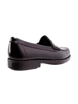 Zapato tipo mocasín en color bordó, con diseño de suela BOUNCE que proporciona comodidad al caminar.