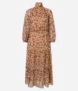 Vestido largo de chiffon con estampa de corazones con diseño de leopardo. Tiene cuello alto con lazo, mangas largas ligeramente transparentes y falda con volado. El tejido contiene hilo metalizado.
