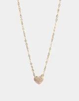 Cadena dorada con dije de corazón cubierto de circonitas cúbicas.