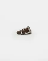 Cinturón de efecto cuero negro con detalles de tachas y hebilla metálica.