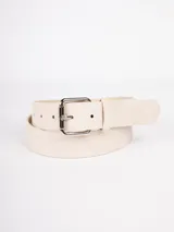 Cinturón en símil cuero, con hebilla metálica cuadrada y diseño elegante.