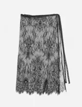 Falda pareo de encaje negro con cintura ajustable.