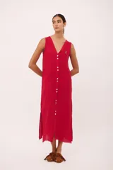 Vestido rojo de lino con botones frontales, escote en V, sin mangas y tajos laterales. Presenta un bordado de cerezas en el pecho.