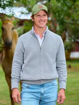 Campera gris oscuro de tejido de punto con cierre frontal y cuello alto.