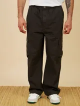 Pantalón cargo azul petróleo de corte holgado, con cintura elástica ajustable con cordón y bolsillos laterales con solapa.