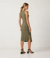 Vestido midi negro de punto acanalado, sin mangas y con cuello alto.