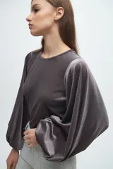 Blusa color ocre de terciopelo acanalado, con mangas abullonadas y corte holgado.