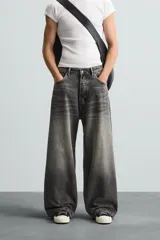 Pantalón de jean azul grisáceo con efecto lavado, corte amplio y tiro alto.