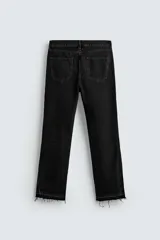 Pantalón de jean celeste de corte flare, con tiro medio, cinco bolsillos, cierre frontal con cremallera y botón, y bajo con acabado irregular.
