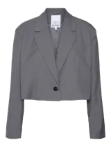Blazer corto color gris con cuello reverso y cierre de botones.