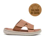Sandalia casual de cuero color marrón con ajuste de velcro.