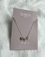 Collar de plata 925 con cadena fina y tres dijes de corazones con incrustaciones de strass.