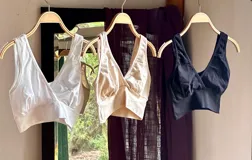 Top negro de lycra de algodón, con escote cruzado y bordes ribeteados.