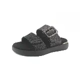 Sandalias de plataforma baja color negro, con dos tiras anchas con textura y hebilla metálica.