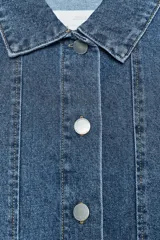 Sobrecamisa de Zara Woman Collection confeccionada en algodón 100%, color borgoña. Tiene cuello solapa, manga larga con puño, bolsillos de plastrón en el delantero y cierre frontal con botones metálicos.