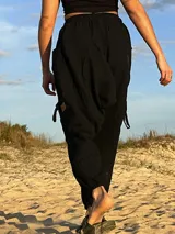 Pantalón babucha de muselina color celeste, con cintura elástica y cordón ajustable.