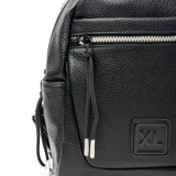 Mochila negra de cuero sintético con múltiples compartimentos: dos bolsillos externos con cierre, un bolsillo con broche imantado y dos compartimentos laterales sin cierre.