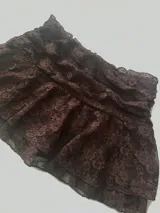 Minifalda marrón de encaje con short interno.