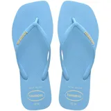 Ojotas Havaianas Slim Square Logo Pop, color celeste con logo dorado.