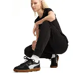 Pantalón de jogging negro con cintura elástica y logo Puma estampado en blanco en el muslo izquierdo.