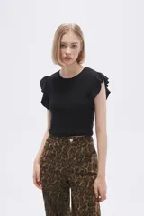 Remera negra de algodón con mangas cortas con volados.