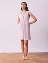 Camisón corto negro con estampado de lunares blancos, escote en V con puntilla blanca y botones.