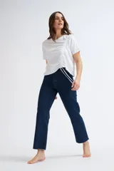 Pantalón de jean azul oscuro, de corte recto y tiro alto.