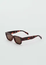 Lentes de sol rectangulares color carey con lentes marrones.