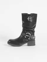Botas negras de caña media con hebillas y arnés decorativo.