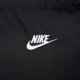 Campera puffer Nike Club negra con relleno, cierre frontal, cuello alto y logo bordado en el pecho.