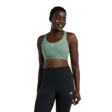 Top deportivo New Balance color verde agua, de soporte medio, ideal para entrenamientos como gym, boxeo y ciclismo. Con tecnología NB DRY que mantiene la piel seca, copas removibles y banda elástica que brinda comodidad y sujeción.