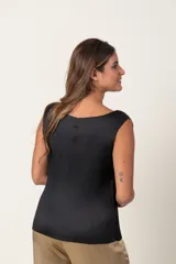 Top plisado negro de escote redondo, sin mangas y de corte ajustado.