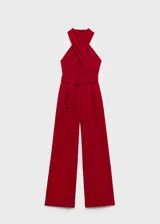 Mono largo de poliéster color rojo con cuello halter cruzado, sin mangas y cinturón con hebilla.