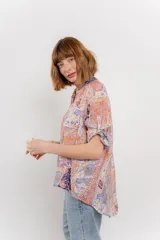 Blusa estampada con cuello mao, abertura frontal y mangas 3/4.