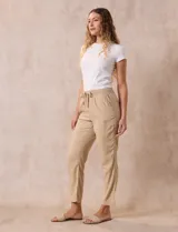 Pantalón liso color beige, marca Dash, con pretina elastizada, bolsillos delanteros y bolsillos traseros simulados.