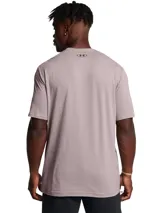 Remera gris de Under Armour con logo vintage en azul y negro.
