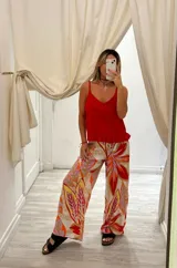Pantalón de fibrana con estampado colorido, de corte palazzo y ajuste cómodo.