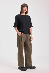 Remera blanca de corte recto y mangas cortas.