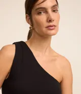 Vestido midi de rib color gris, con un solo hombro.