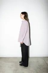 Camisa a rayas en poplin de algodón con elastano, con opción de fruncir o usar clásica y detalles de diseño.