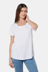 Remera azul de algodón y poliéster, de corte recto, cuello redondo y manga corta.