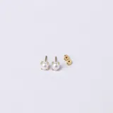 Caravanas engarzadas de 4 puntas en oro 18k con perlas de cultivo, de diámetro 6mm.