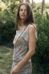 Vestido largo de gasa color celeste con estampado floral color dorado, escote fluido, mangas cortas con abertura, detalle de frunce en el delantero y espalda con escote pronunciado. Incluye forro interior de tirantes al tono.