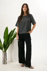 Blusa color crudo de lino con cuello redondo y mangas cortas.