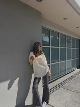 Pantalón palazzo negro con lunares blancos, confeccionado en viscosa.