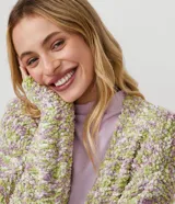 Saco alargado de punto con abertura frontal, tejido con hilo metálico y diseño multicolor en tonos verde y lila.